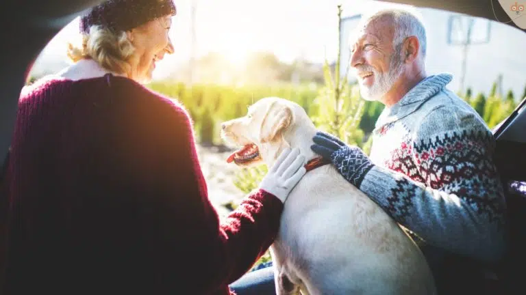 Hund und Senioren zusammen Lebensfreude